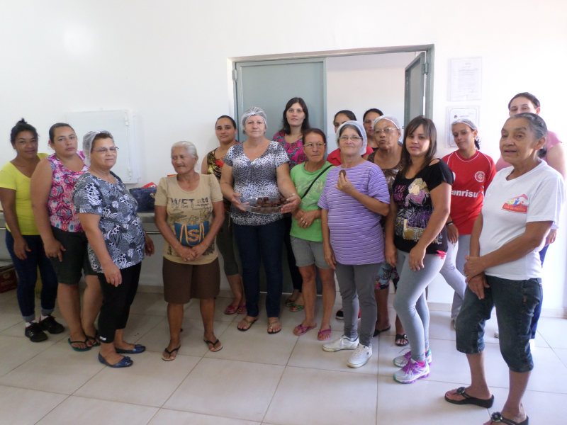 SECRETARIA PROPORCIONA OFICINA DE TRUFAS DE CHOCOLATE.